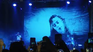 Billie eilish performing ocean eyes live at groovin the moo townsville
in may 2019.