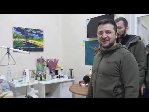 Володимир Зеленський відвідав у госпіталі поранених захисників України