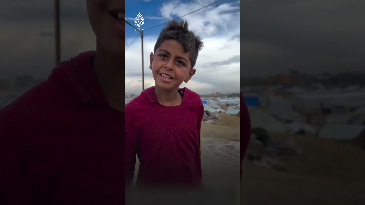 رغم البرد القارس.. طفل فلسطيني نازح يكافح لنقل الماء إلى أسرته قرب الحدود الفلسطينية المصرية