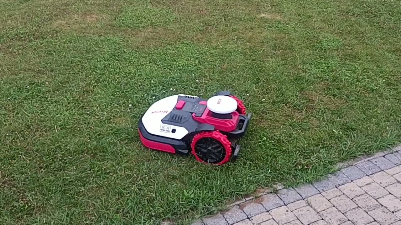 Tonte systématique en bandes parallèles avec Kress Rtk KR172E