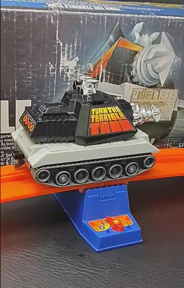 Bootleg Zones: Oversized Soundwave (Transformers) - YouTube