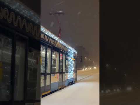 Трамвай с гирляндами отправляется с остановки «Чертаново Центральное»
