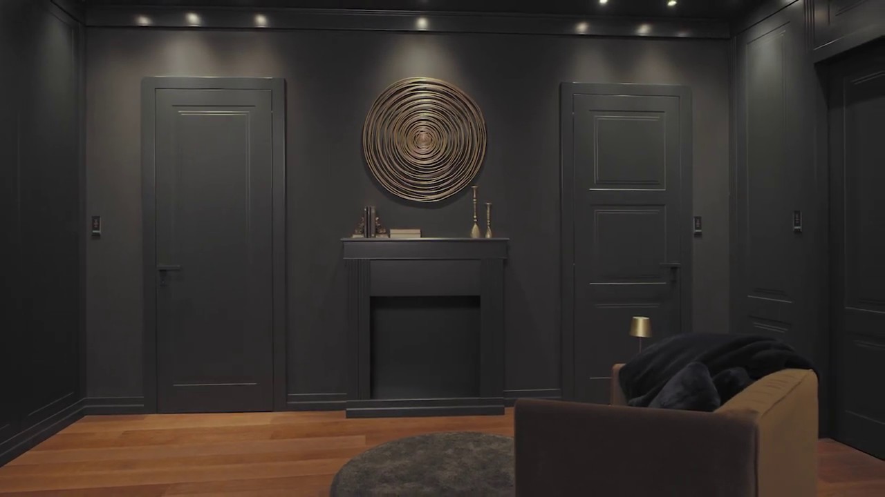 Nuovo Show-room Garofoli - Salotto con porte laccate Ral e boiserie pantografata