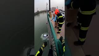 رجل الانقاذ قفز من فوق كوبري قصر النيل… وإنقاذ طفلين من ا...