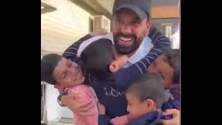 مواطن كويتي يدعى مشاري العنزي يلتقي ب 10 إطفال في اليمن لأول مرة مُنذ أن قرر أن يكفلهم مُنذ 10 سنوات