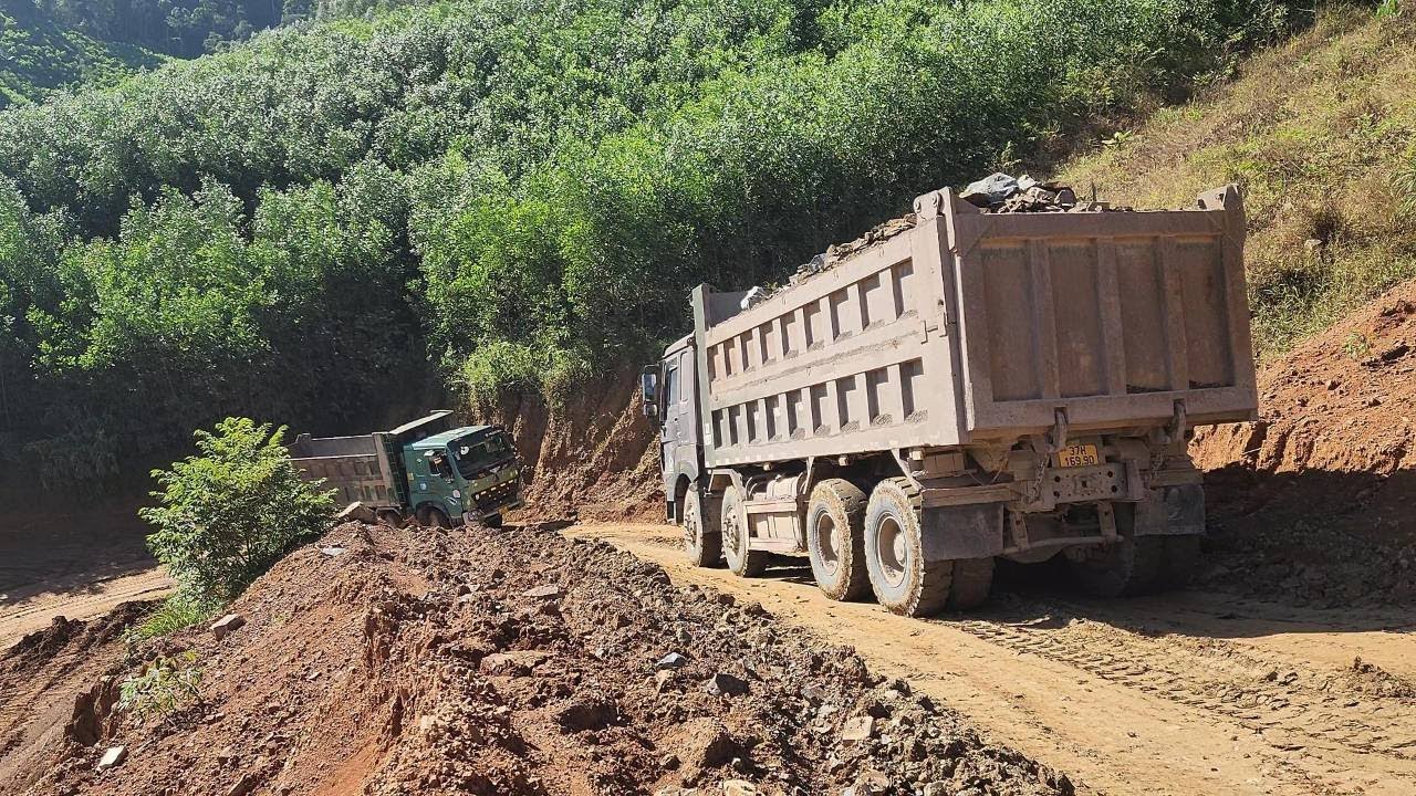 Tough Journey on Mountain Roads: Truck Stuck and Unable to Move Forward!