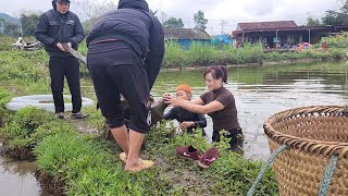 The genius girl helps the old lady with repairs and does charity work for children