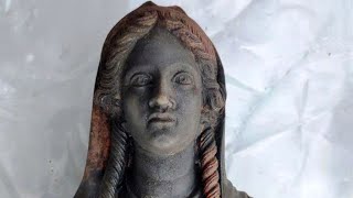 Археологи обнаружили статуи в термальных источниках