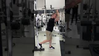 Executando Tríceps Testa Barra Na Polia