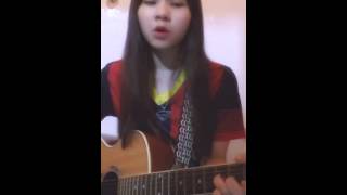 Video thumbnail of "Girl xinh cover guitar kèm mashup Một nhà, I'm yours và Luôn bên anh cực hay"