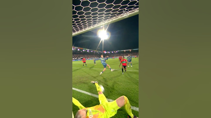 This double save by Ajax goalie Remko Pasveer! 😳
