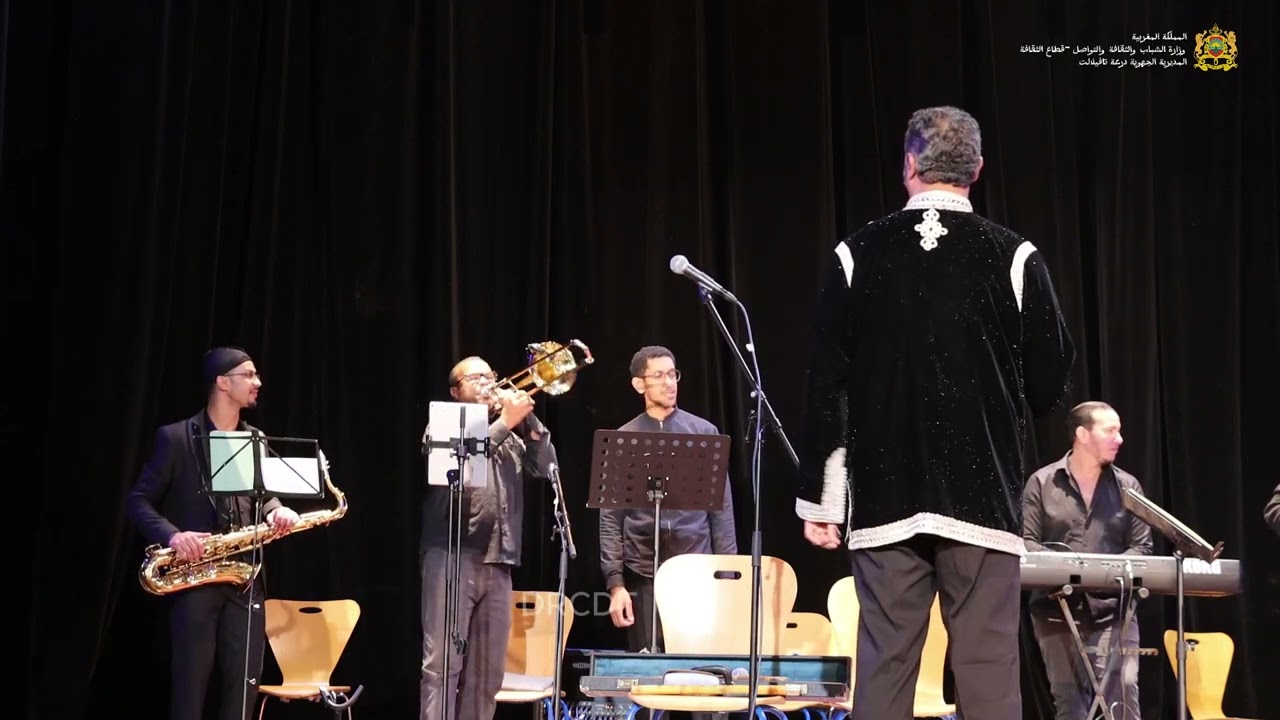 الفنان يوسف بوري والفنان خالد الحمري في فقرة للفن البلدي في حفل 