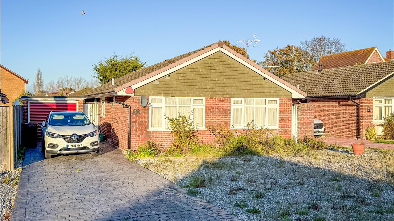 STUNNING THREE BED BUNGALOW WITH HUGE DRIVEWAY! Woolner Road, Clacton-on-Sea
