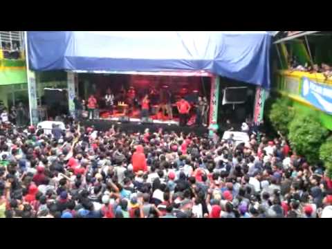 Momonon Wahai Pantai Live In Bekasi