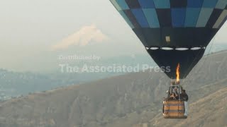 Balloons paint Quito’s skyline during Half of the World Festival