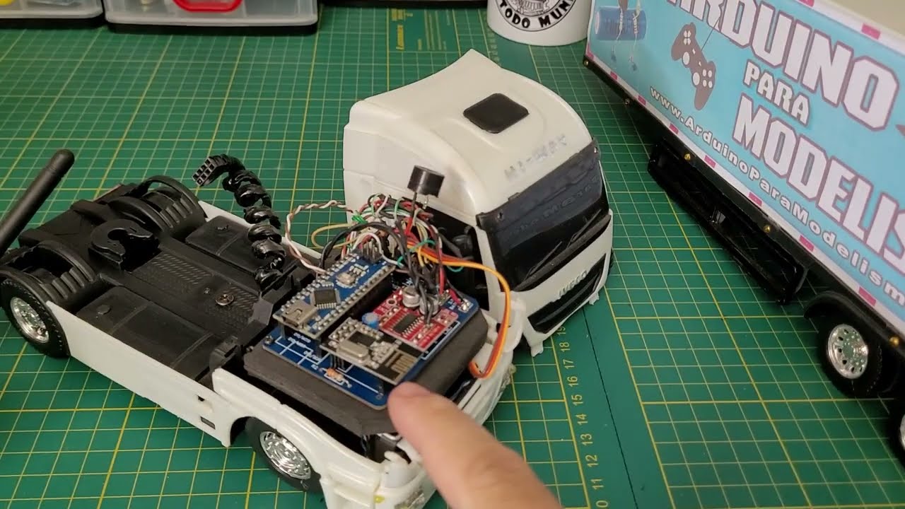 Controle Remoto no Celular - Miniatura Caminhão Iveco Hi-way Convertida  para RC com Arduino 