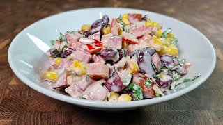 Салат на скорую руку с фасолью, кукурузой, копченой колбасой и помидорами