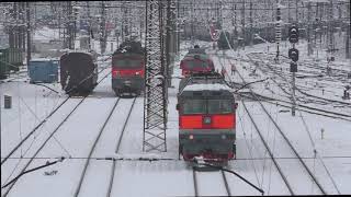 Тепловоз ТЭП70-0264 с вагоном-путеизмерителем/TEP70-0264 diesel locomotive with track measuring car