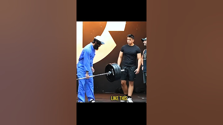 cleaner lifts heavy weight with one hand 😂🫨