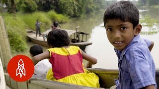 During Floods, Floating Schools Bring the Classroom to Students