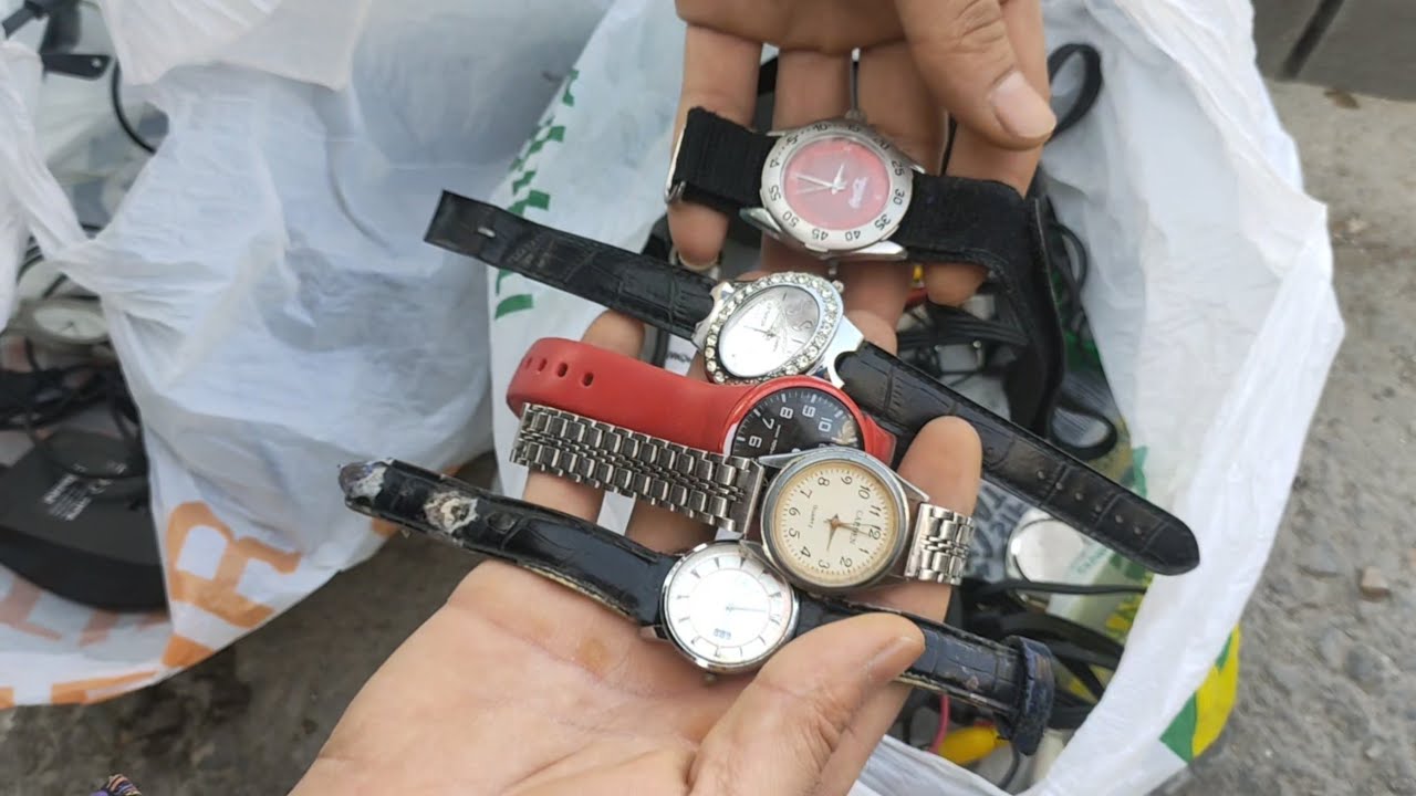 DUMPSTER DIVING - TRASH TREASURES - Watches, phones AND MORE surprises 📱⌚👠⏰🤩