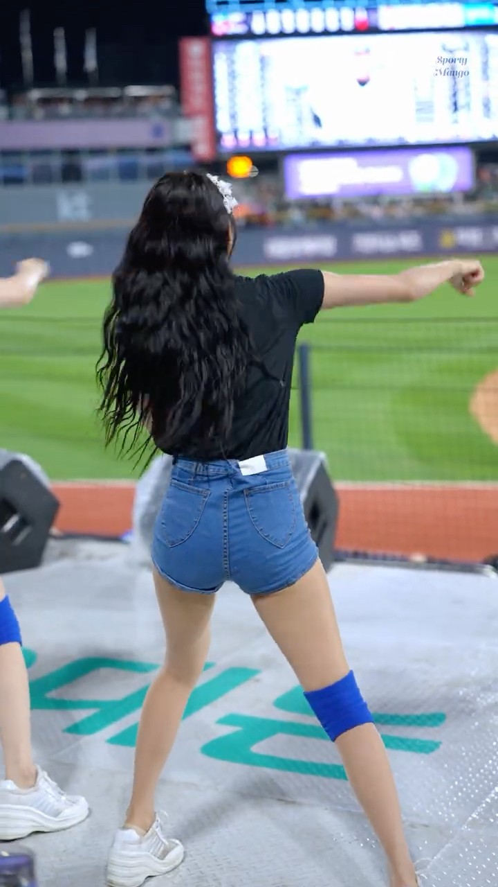 꿀주먹 날리는 유세빈 치어리더 '럼블' 아웃송