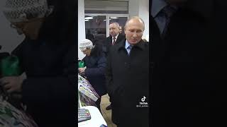 Путин зашел в аптеку