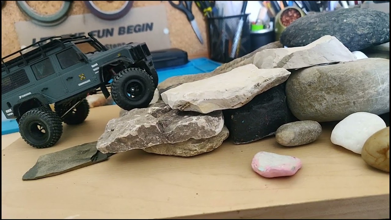 Orlandoo Hunter Custom Build OH32A03 Defender 1/32 VS OH35P01 F150 Raptor 1/35 - Desk Skill #1