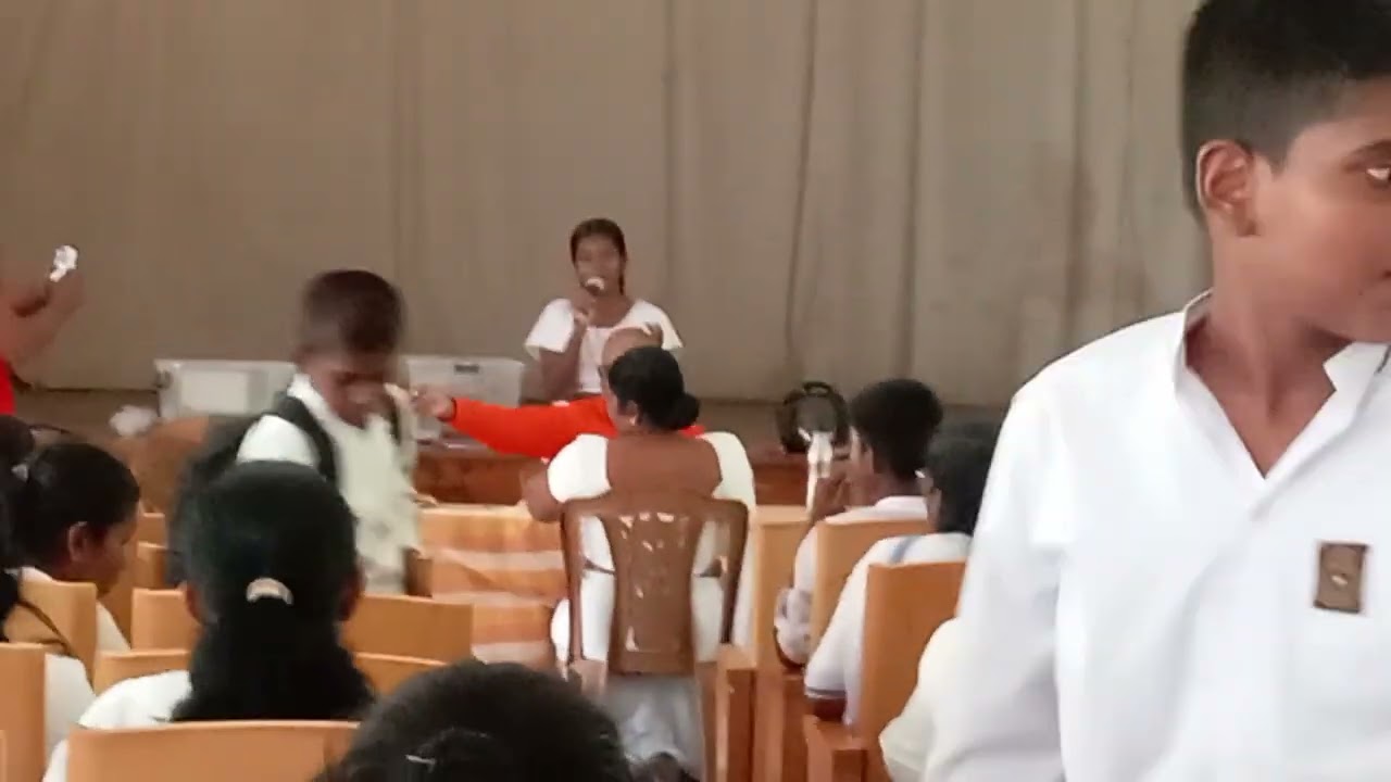 පියුම් දියණිය මහියංගන ජාතික පාසලේ ප්‍රධාන ශාලාවේදී තම හඬ අවදි කල අවස්ථාවක්'