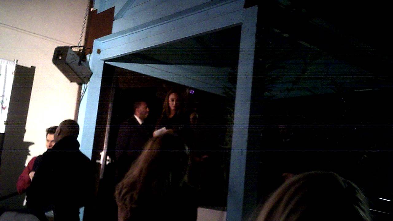 lisa gleave signing autographs in hollywood 12 17 11