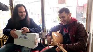 Uşakli Çilgin Davulcu Darbuka Bulamayinca Bi̇zde Kartondan Darbukayi Terci̇h Etti̇k İmkan Meselesi̇