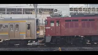 「鶴見線205系廃車回送」鶴見線205系廃車回送ef81-141号機+205系T11編成+T13編成が警笛をならし大宮駅11番線を発車するシーン。配9141レ.2024/03/29