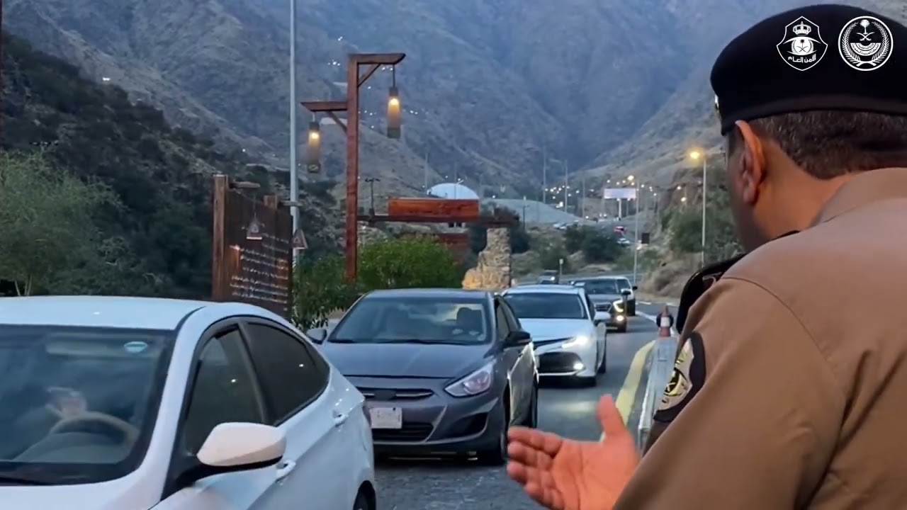 جانب من جهود الأمن العام بمنطقة عسير في مهرجان البن الأول في محافظة رجال ألمع.