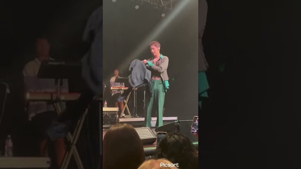 A fan gave Mark Tuan a custom hoodie | The Other Side Tour Dallas 2022 