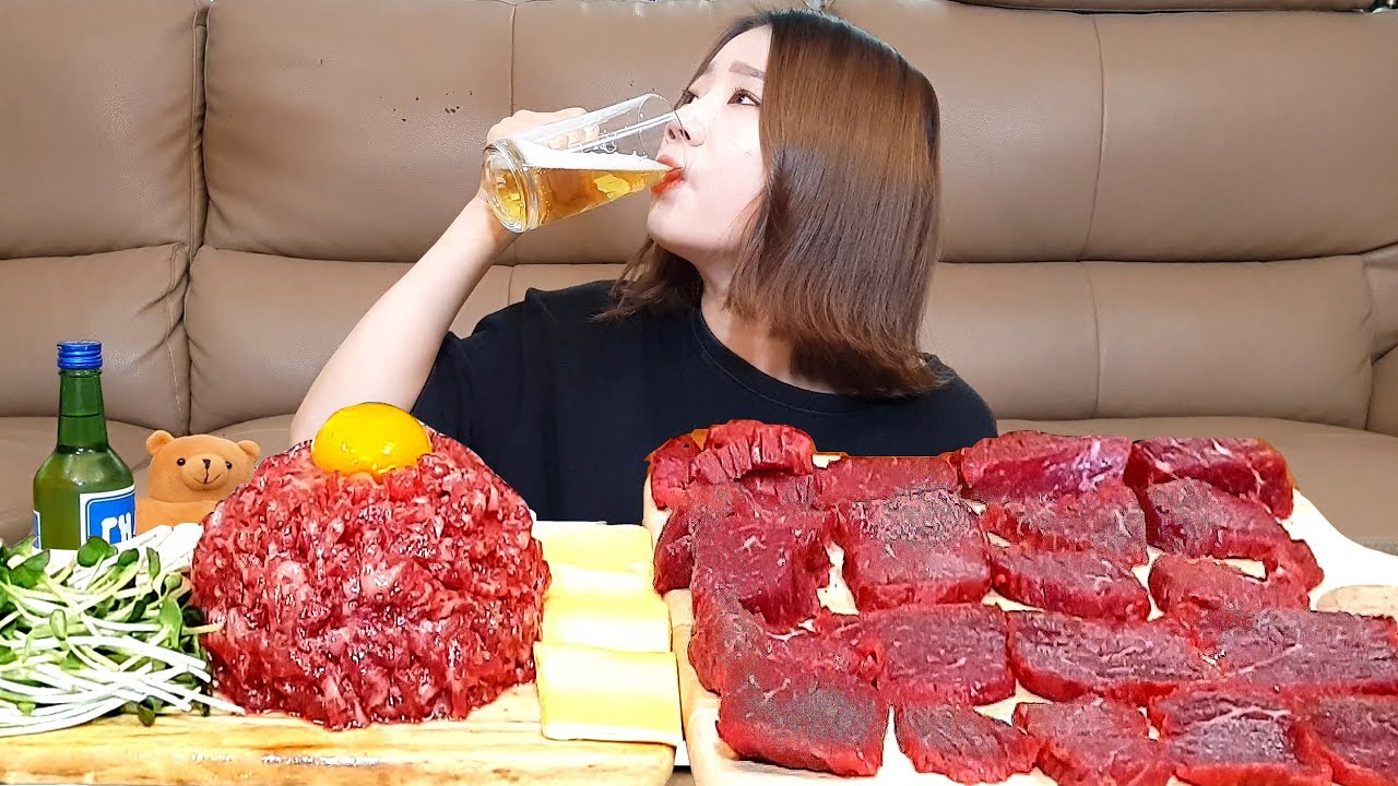 [Мук-бэнг] Сырая говядина и рис с сырой говядиной и пиво 🍺