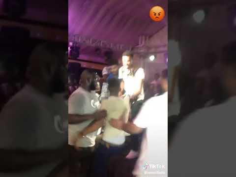 شاهد رده فعل الفنان حسين الصادق عندما قبل الشاب قدميه