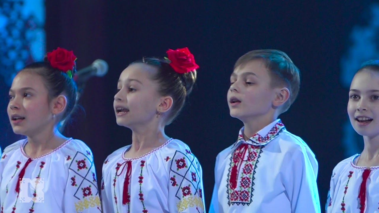 Ansamblul Etnofolcloric Mugurașii - Bucură-te lume aleasă