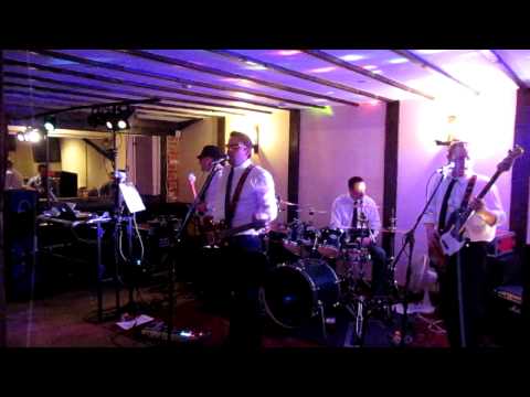 The dulcet tones live at Elm Farm country house