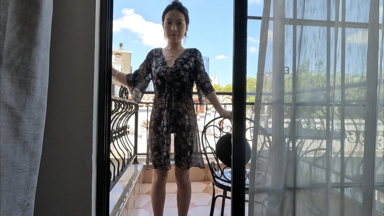 新人伊伊又来啦，这次展示一款我们很久以前的连衣裙，很多人都穿过