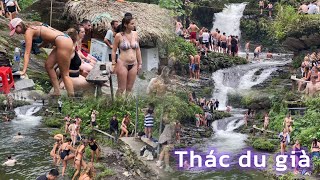Thác du già được các bạn nước ngoài lui tới cực kỳ đông