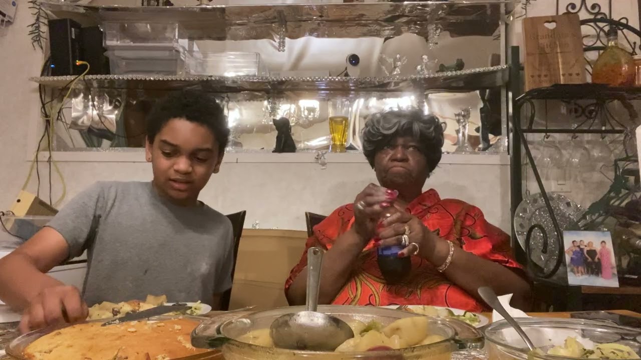 Сегодня мы едим крекеры, капусту, картофель и сосиски.