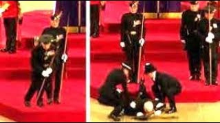 Royal Guard Collapses Near Queen Elizabeth II’s Coffin VIDEO HD 1080p MUST SEE VIDEO