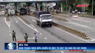 Clip: “Quái xế” say rượu “tự sát” ở trạm thu phí