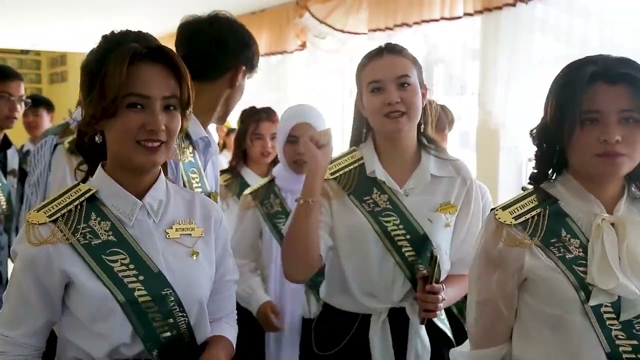 15 maktabning 11-B sinf bitiruvchilari. 2025-yil.