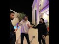 يضحك عليه
