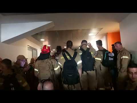 Πυροσβέστες μπαίνουν στο υπουργείο Πολιτικής Προστασίας