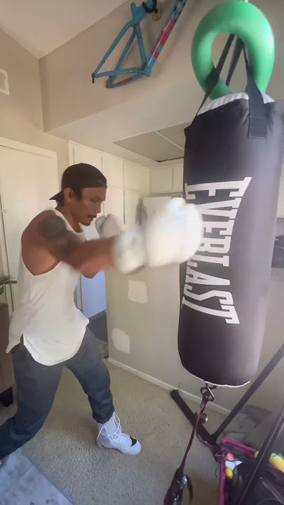Beginner boxer light bagwork #boxer #everlast #boxertraining  #boxing #everlast #beginnerboxer #nike