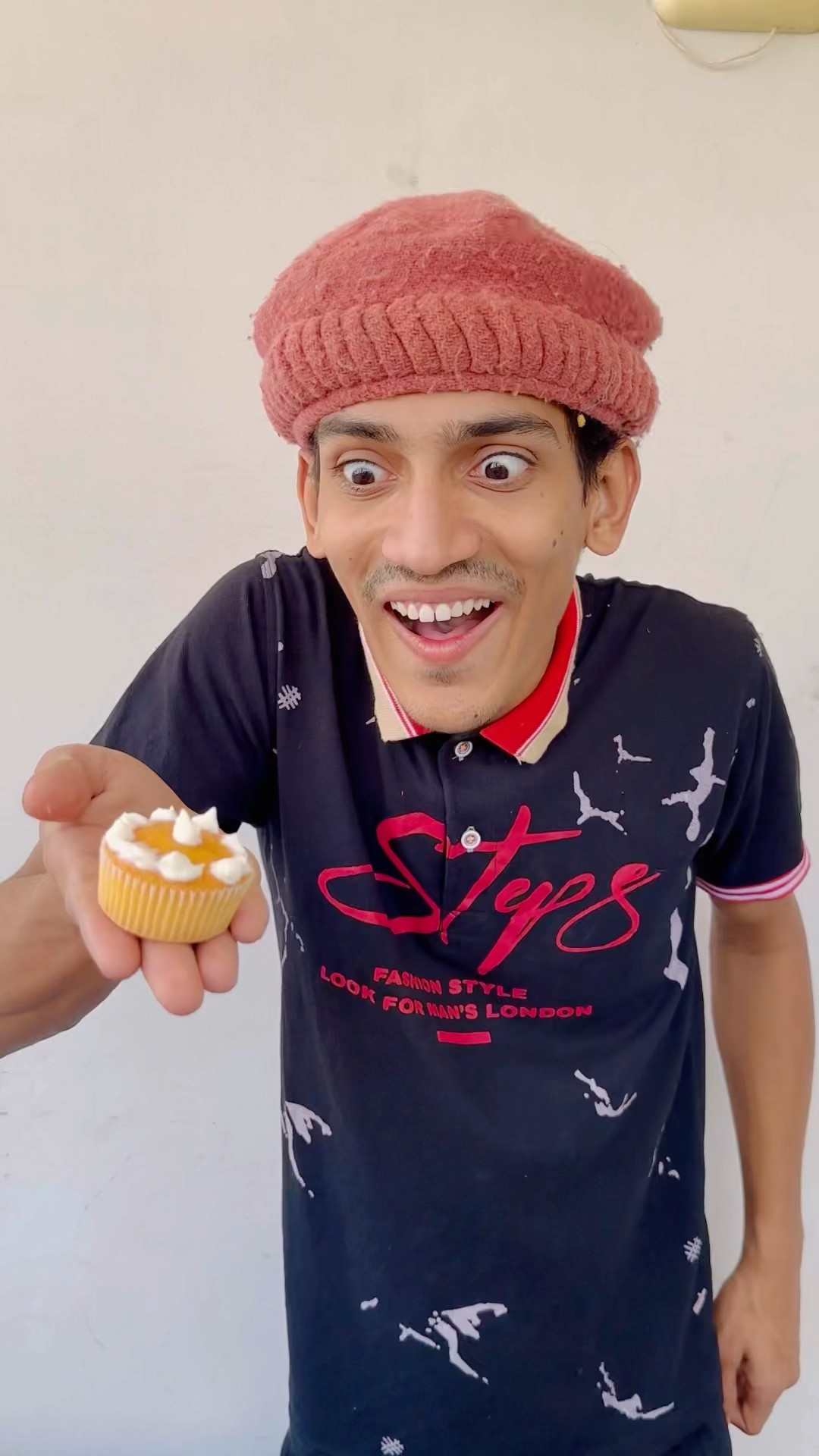 Hand ? Making Cup Cakie ?