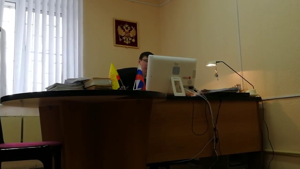 Судья не смог установить личность явившегося человека и растерялся в ...