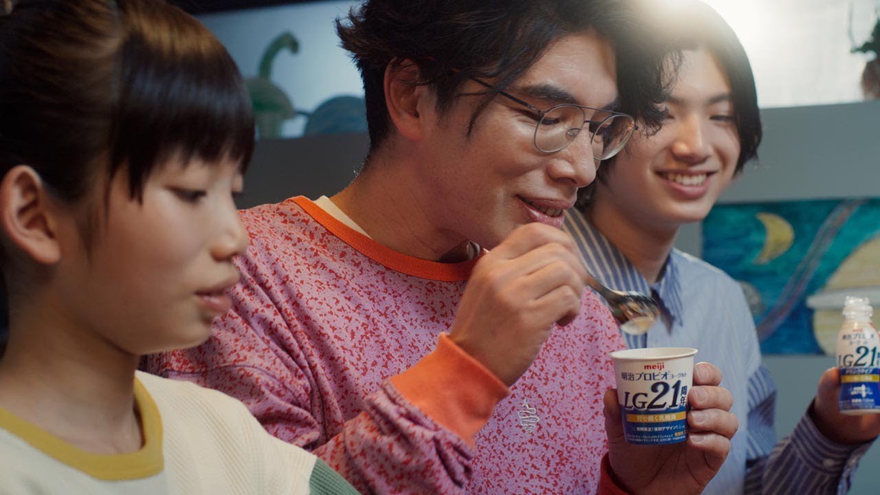動画 片桐仁 Cmで長男 次男と親子共演 自然体で仲むつまじく 明治プロビオヨーグルトlg21 新cm 21年 どんな日も 編 Maidigitv マイデジｔｖ